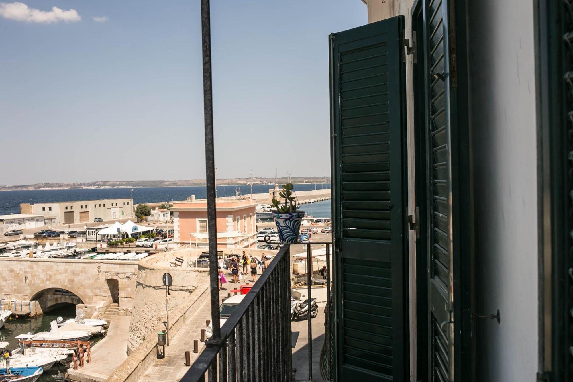 Вилла 4 Balconi House-San Gregorio Palazzo Unico Vista Mare Галлиполи Экстерьер фото