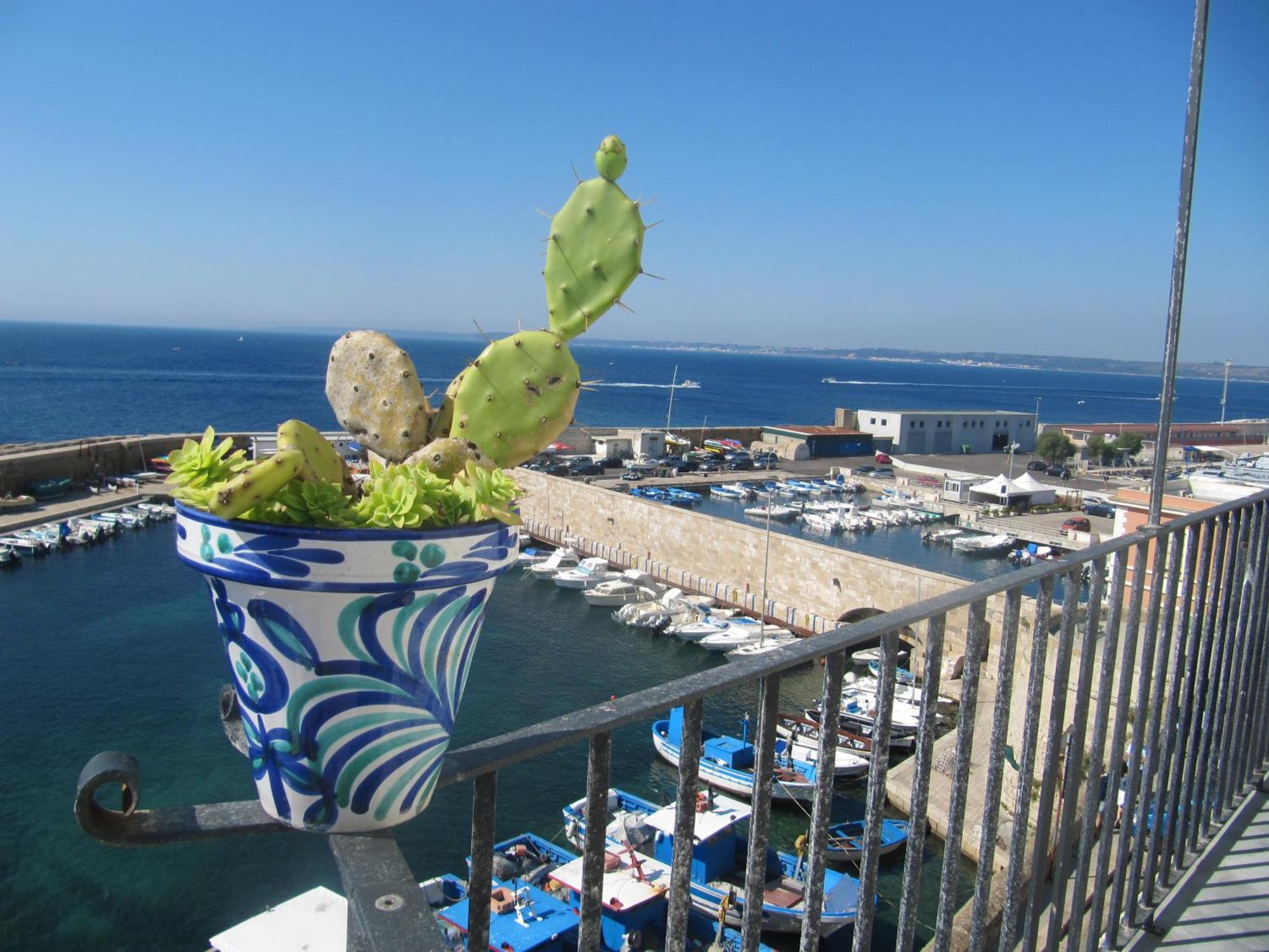 Вилла 4 Balconi House-San Gregorio Palazzo Unico Vista Mare Галлиполи Экстерьер фото